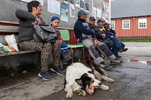 MAMAN ET SON PETIT GARCON ASSIS SUR UN BANC AU COTE DES HABITANTS DU VILLAGE, VILLE DE QAQORTOQ, GROENLAND, DANEMARK 