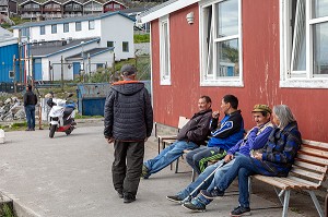 PERSONNES ASSISES SUR DES BANCS A DISCUTER, VILLE DE QAQORTOQ, GROENLAND, DANEMARK 