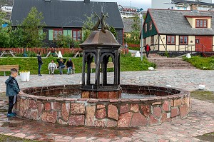 PETIT GARCON DEVANT UNE FONTAINE, VILLE DE QAQORTOQ, GROENLAND, DANEMARK 