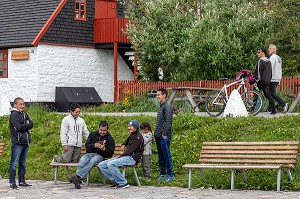 HABITANTS GROENLANDAIS SUR UN BANC DU VILLAGE, SCENE DE VIE, VILLE DE QAQORTOQ, GROENLAND, DANEMARK 