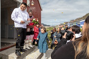 COUPLE DE MARIES ET LA FAMILLE EN COSTUME TRADITIONNEL, SORTIE DU MARIAGE DEVANT L'EGLISE DOWNLOAD, VILLE DE QAQORTOQ, GROENLAND, DANEMARK 