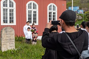 PHOTOGRAPHE POUR PHOTOS DE MARIAGE AVEC LES MARIES ET LEURS ENFANTS DEVANT L'EGLISE DOWNLOAD, VILLE DE QAQORTOQ, GROENLAND, DANEMARK 