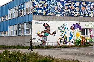 GRAFFITI HUMORISTIQUE D'UNE FEMME RENARDE ET D'UN OURS POLAIRE A VELO SUR UNE DEVANTURE HLM, GROENLAND, DANEMARK 