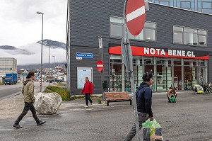 PERSONNES DEVANT LE MAGASIN NOTA BENE, NUUK, GROENLAND, DANEMARK 