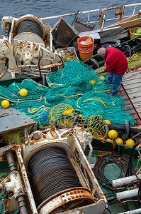 PECHEUR REPARANT DES FILETS DE PECHES, PORT DE NUUK, GROENLAND, DANEMARK 