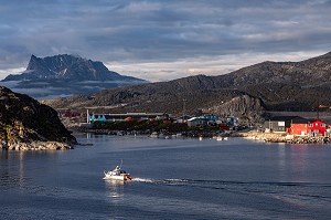 BATEAU DEVANT LE PORT COMMERCIAL, VILLE DE NUUK, GROENLAND, DANEMARK 