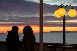 PASSAGERS POUR LA PHOTO DU COUCHER DE SOLEIL SUR LE FJORD D'ILULISSAT, BATEAU DE CROISIERE ASTORIA, GROENLAND, DANEMARK 