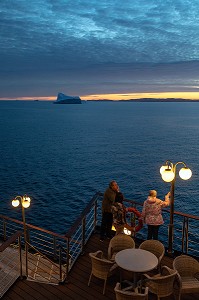 PASSAGERS DEVANT UN ICEBERG, FJORD D'ILULISSAT, GROENLAND, DANEMARK 