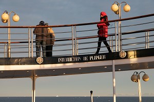 PASSAGERS SUR LE PONT DU BATEAU L'ASTORIA, GROENLAND, DANEMARK 