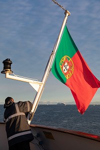 MOUSSE POUR LA LEVER DE DRAPEAU DU PORTUGAL, BATEAU DE CROISIERE ASTORIA, GROENLAND, DANEMARK 