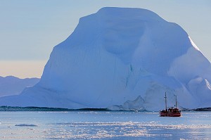 BATEAU D'OBSERVATION TOURISTIQUE DES ICEBERGS, FJORD DE GLACE DE SERMERMIUT, ILULISSAT GROENLAND, DANEMARK 