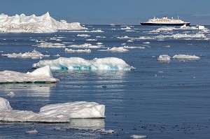 BATEAU DE CROISIERE L'ASTORIA AU MILIEU DES ICEBERGS, FJORD ILULISSAT, GROENLAND, DANEMARK 