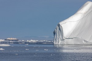 BATEAU DE CROISIERE ASTORIA ET ICEBERGS DU FJORD DE GLACE DE SERMERMIUT, ILULISSAT GROENLAND, DANEMARK 