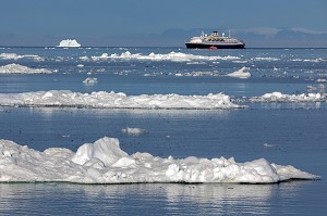 BATEAU DE CROISIERE L'ASTORIA AU MILIEU DES ICEBERGS, FJORD ILULISSAT, GROENLAND, DANEMARK 