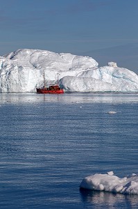 BATEAU D'OBSERVATION TOURISTIQUE DES ICEBERGS, FJORD DE GLACE DE SERMERMIUT, ILULISSAT GROENLAND, DANEMARK 