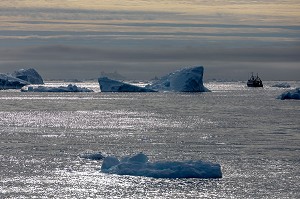 ICEBERGS DU FJORD DE GLACE DE SERMERMIUT, ILULISSAT GROENLAND, DANEMARK 