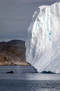 BALEINE DEVANT LES ICEBERGS DU FJORD DE GLACE DE SERMERMIUT, ILULISSAT GROENLAND, DANEMARK 