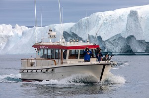 EQUIPE DE TOURNAGE SUR UN BATEAU SUR LE FJORD DE GLACE DE SERMERMIUT, ILULISSAT GROENLAND, DANEMARK 