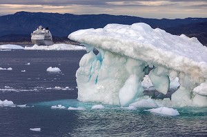 ICEBERGS ET BATEAU DE CROISIERE, FJORD DE GLACE DE SERMERMIUT, ILULISSAT GROENLAND, DANEMARK 