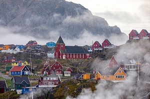 MAISONS TRADITIONNELLES COLOREES EN BOIS ET SON EGLISE A SISIMIUT, GROENLAND, DANEMARK 