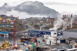 MAISONS TRADITIONNELLES COLOREES EN BOIS ET PORT, VILLE DE SISIMIUT, GROENLAND, DANEMARK 