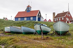 BATEAUX TRADITIONNELS DEVANT LE MUSEE, SISIMIUT MUSEUM WEST, SISIMIUT, GROENLAND, DANEMARK 