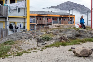 HOMME GROENLANDAIS DEVANT UNE HABITATION COLLECTIVE (HLM), SISIMIUT, GROENLAND, DANEMARK 