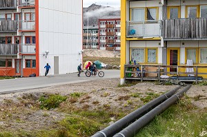 ENFANTS QUI JOUENT DANS UNE CITE HLM, SISIMIUT, GROENLAND, DANEMARK 