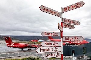 PANNEAUX INDICATEUR DES DISTANCES AVEC LES GRANDES VILLES DU MONDE, AEROPORT DE KANGERLUSSAQ, GROENLAND, DANEMARK 