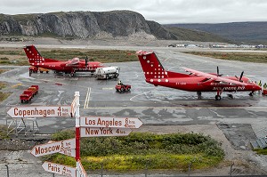 AVIONS DE LA COMPAGNIE AIRGREENLAND SUR LE TARMAC DE L'AEROPORT DE KANGERLUSSAQ, GROENLAND, DANEMARK 