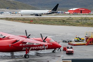 AVIONS DE LA COMPAGNIE AIRGREENLAND SUR LE TARMAC DE L'AEROPORT DE KANGERLUSSAQ, GROENLAND, DANEMARK 