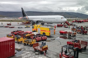 EMBARQUEMENT DES PASSAGERS SUR L'AEROPORT DE KANGERLUSSAQ, GROENLAND, DANEMARK 