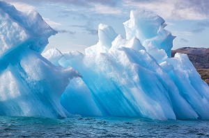 ICEBERGS FLOTTANTS DETACHES DES LANGUES GLACIERES, FJORD DE LA BAIE DE NARSAQ, GROENLAND 