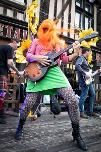 GUITARISTE, FESTIVAL DE MUSIQUE LES MOYENS DU BORD, PLACE DE VERDUN, VERNEUIL-SUR-AVRE (27) FRANCE 