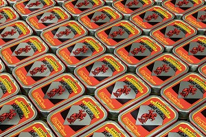 BOITES DE SARDINES A L'HUILE D'OLIVE SAINT-GEORGES, CONSERVERIE LA BELLE-ILOISE, QUIBERON, MORBIHAN (56), FRANCE 