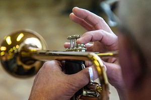 TROMPETTISTE A L'ECOLE DE MUSIQUE, RUGLES (27), FRANCE 