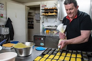 ARTISAN BOULANGER EN PREPARATION DE FRIAND DANS SON LABORATOIRE, RUGLES (27), FRANCE 