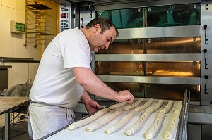 BOULANGER EN TRAIN DE FACONNER DU PAIN AVANT DE L'ENFOURNER, RUGLES (27), FRANCE 