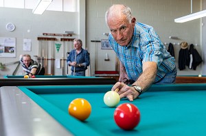 JOUEUR DE BILLARD FRANCAIS, SALLE OMNISPORTS, RUGLES (27), FRANCE 