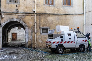 CAMION DE NETTOYAGE DES RUES DANS UNE COUR MEDIEVALE DE CHAMBERY, SAVOIE (73), FRANCE