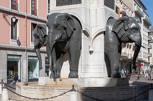 ELEPHANTS DE LA FONTAINE DES QUATRE SANS CUL FONTAINE ERIGEE EN MEMOIRE DE HANNIBAL QUI TRAVERSA LES ALPES A DOS D'ELEPHANTS, CHAMBERY, SAVOIE (73), FRANCE