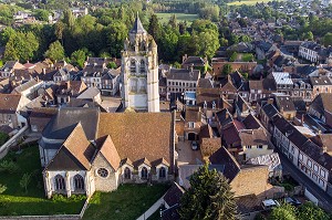 EGLISE ET VILLAGE DE RUGLES EN VUE AERIENNE, EURE (27), FRANCE 