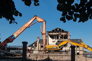 PELLETEUSES POUR LES TRAVAUX DE DEMOLITION DE L'ANCIEN HOPITAL ANDRE COUTURIER, RUGLES (27), FRANCE 