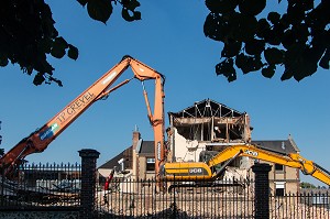 PELLETEUSES POUR LES TRAVAUX DE DEMOLITION DE L'ANCIEN HOPITAL ANDRE COUTURIER, RUGLES (27), FRANCE 