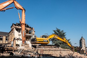 PELLETEUSES POUR LES TRAVAUX DE DEMOLITION DE L'ANCIEN HOPITAL ANDRE COUTURIER, RUGLES (27), FRANCE 