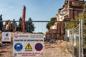 PELLETEUSES POUR LES TRAVAUX DE DEMOLITION DE L'ANCIEN HOPITAL ANDRE COUTURIER, RUGLES (27), FRANCE 