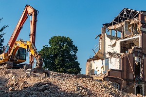 PELLETEUSES POUR LES TRAVAUX DE DEMOLITION DE L'ANCIEN HOPITAL ANDRE COUTURIER, RUGLES (27), FRANCE 