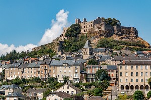 VUE D'ENSEMBLE DE LA VILLE DE SEVERAC AVEC LE CHATEAU DE SEVERAC-LE-CHATEAU, AVEYRON (12), FRANCE 