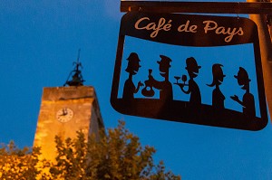 ENSEIGNE DU CAFE DE PAYS ET EN ARRIERE PLAN L'EGLISE SAINT PAUL, PEYRIAC-SUR-MER, AUDE (11), FRANCE 
