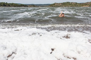 ENFANT JOUANT DANS L'ECUME DE L'ETANG SALE DU DOUL, PEYRIAC-SUR-MER, AUDE (11), FRANCE 